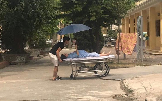 Bức ảnh "Thuận vợ, thuận chồng" gây sốt, chị em cay mắt nhớ đến khoảnh khắc vào phòng sinh của mình