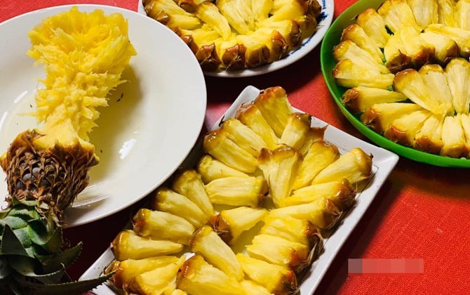 Cô gái gọt dứa lười không gọt vỏ, tưởng sai ai ngờ lại được dân mạng tấm tắc khen hay