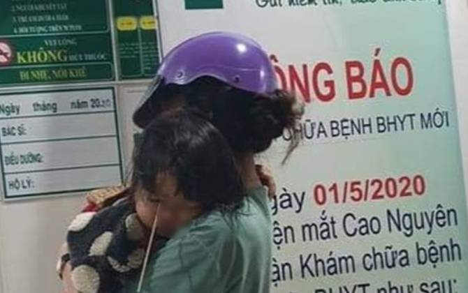 Vừa ăn kem vừa chạy nhảy, bé gái bị que kem cắm vào hốc mắt