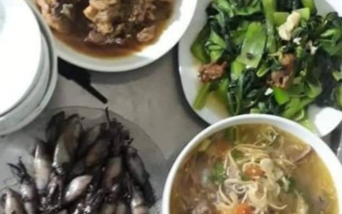Bà nội trợ khoe mâm cơm rẻ "giật mình" 45.000 đồng có mực, gà đầy mâm, chị em dè bỉu chắc chắn... "câu like"