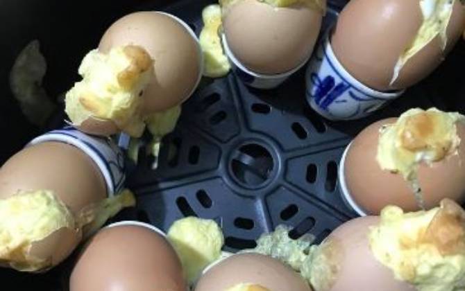 Hí hửng làm món trứng nướng tại nhà, cô gái khiếp đảm thành quả như "sùi bọt mép"