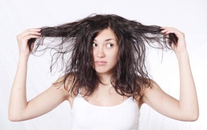 Mẹo nhỏ thần kì đánh bay tóc bết dính mùa hè, chị em cần học tập ngay!