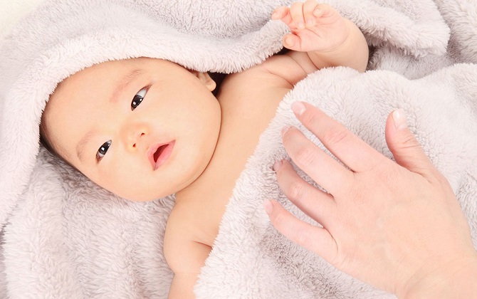 Mẹ hốt hoảng thấy con 3 tháng tuổi bị rụng tóc, đọc ngay những lời khuyên sau đây của bác sĩ