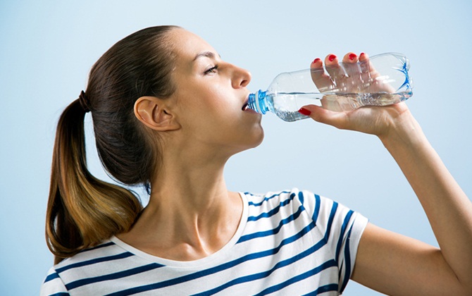 5 dấu hiệu sau khi uống nước cảnh báo bạn mắc nhiều bệnh, cần đi khám gấp