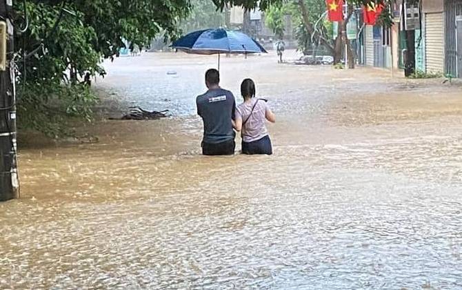 Mưa lớn ở Hà Giang, ô tô, xe máy "chìm nghỉm" trong biển nước, nhiều tuyến đường hóa thành sông