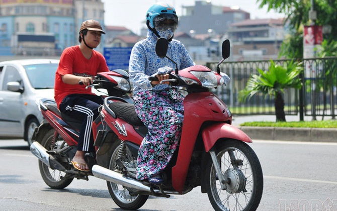 Mặc áo dài, áo chống nắng đi xe máy thế nào cho an toàn