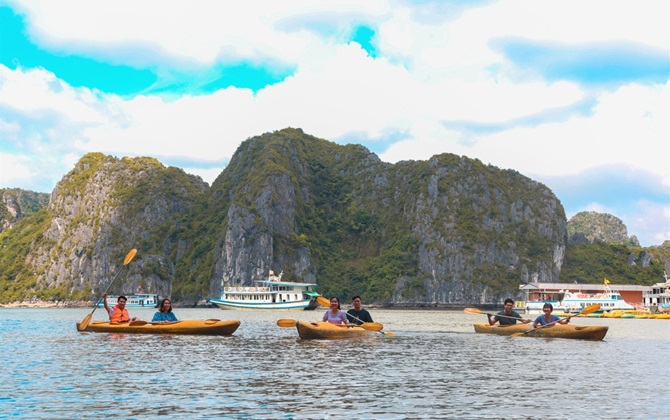 Loạt trải nghiệm từ bình dân đến đắt tiền ở Hạ Long, thích thú nhất là đi trực thăng ngắm vịnh