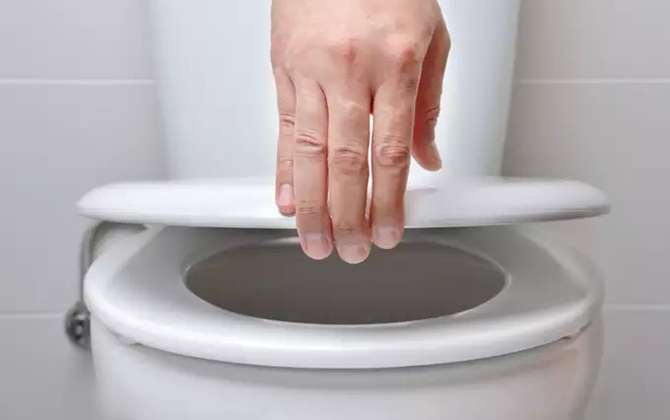 4 thói quen dùng bồn cầu sai bét, càng làm nữa sức khỏe và bệnh tật sẽ bủa vây cơ thể