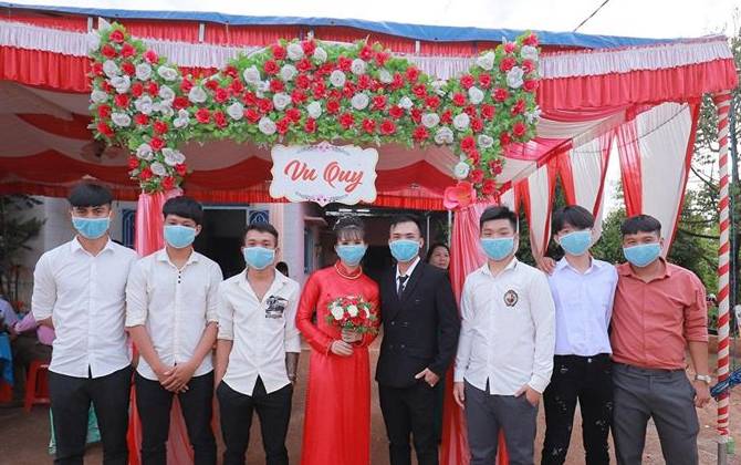 Thời trang cưới mùa dịch Covid-19, ăn mặc đẹp là chưa đủ mà cô dâu, chú rể và khách mời vẫn không quên cả thứ quan trọng này