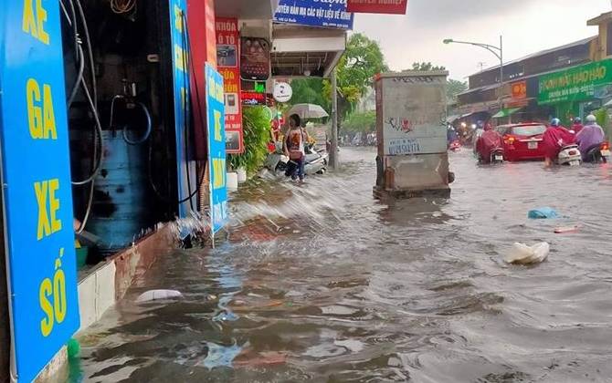 Mưa lớn cuối giờ chiều ở Hà Nội, nhiều đường bị ngập, chật vật về nhà