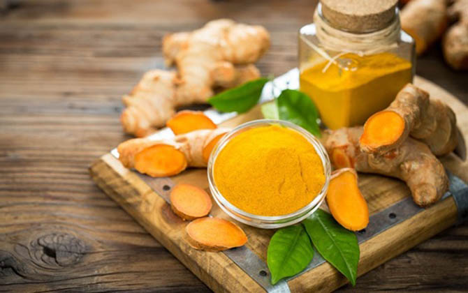 Khỏi phải lo mỗi lần thái nghệ bị 'vàng khè tay', chỉ cần rửa tay với nguyên liệu này thì vết bám vàng sẽ biến mất sạch sẽ