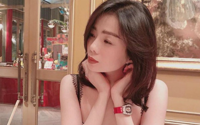 Giữa ồn ào đi chơi với trai trẻ, Lệ Quyên mặc sexy khoe đồng hồ 23 tỷ ẩn ý viết: 'Không cần gì khác ngoài em'