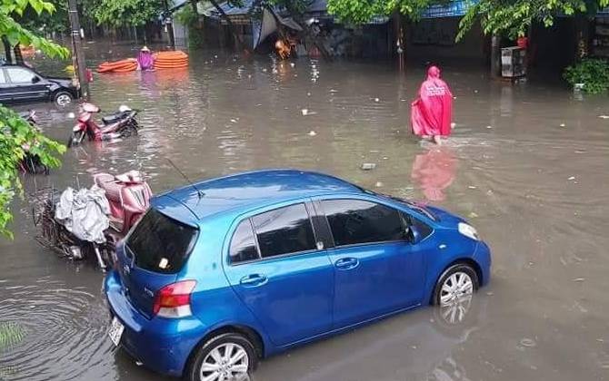 Cơn mưa khoảng 1 tiếng đầu giờ sáng khiến nhiều tuyến đường ở Hà Nội ngập, xe cộ bì bõm lội nước