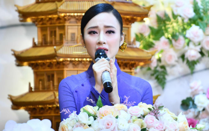 Rũ bỏ hình ảnh ăn chơi thuở nào, Angela Phương Trinh mặc áo dài trong lễ Vu lan được khen hết lời