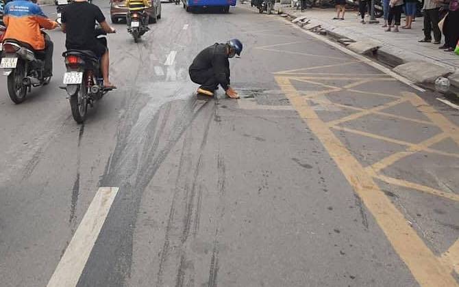 Hành động lạ của người đàn ông giữa đường khiến thiên hạ thắc mắc, hóa ra biết sự thật đằng sau ai cũng khen hết lời