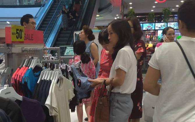 'Bão sale' ngày 9/9: Chị em quên 'ngủ trưa', lập nhóm 'săn hàng' giảm giá 'khủng' nhất năm