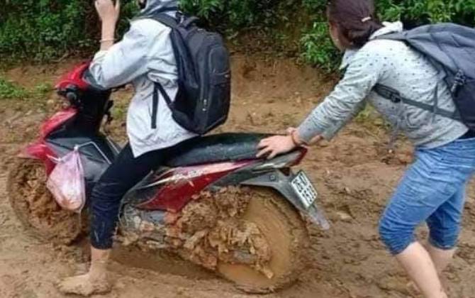 Hình ảnh những chiếc xe máy bám đầy bùn đất và câu chuyện gian nan đến trường của thầy cô vùng cao khiến nhiều người khâm phục