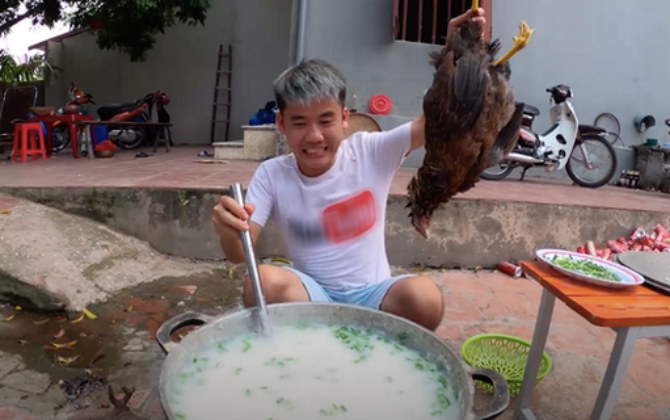 Hưng Vlog nhận sai, xóa clip nấu cháo gà nguyên lông ghê sợ người xem khỏi Youtube