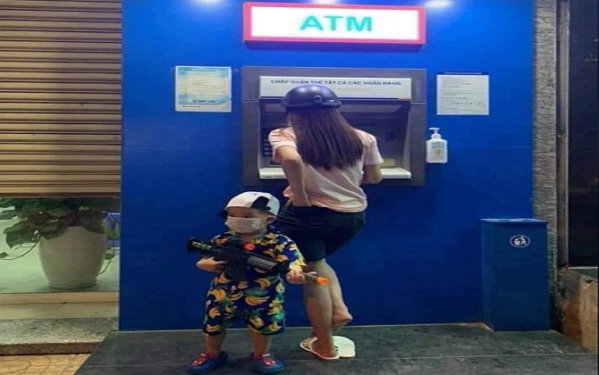 Đẻ được đứa con mát lòng mát dạ: Mẹ đứng rút tiền tại cây ATM, con trai đứng sau làm 'vệ sĩ'