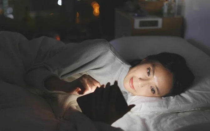 Dùng điện thoại theo cách này không sớm thì muộn bạn cũng có nguy cơ bị mù