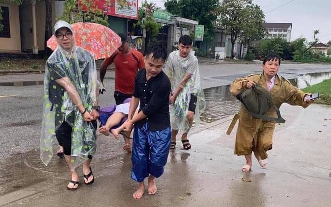 Chuyển dạ đúng ngày mưa lũ, bà bầu sinh con trên đò và câu chuyện xúc động tình người giữa khó khăn