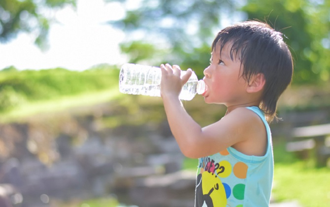 Trẻ bị tổn thương lá lách chỉ vì được cha mẹ cho uống nước sai cách vào 3 thời điểm