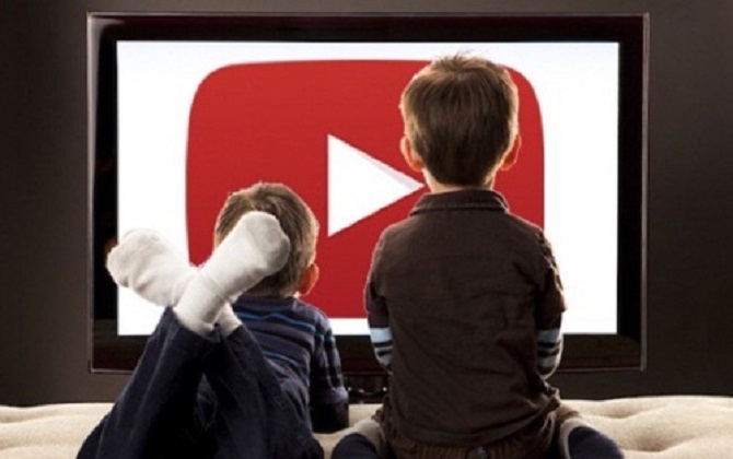 Từ vụ bé gái 5 tuổi tử vong vì học theo trò thắt cổ trên Youtube, cha mẹ nên làm gì để kiểm soát nội dung con xem trên mạng?