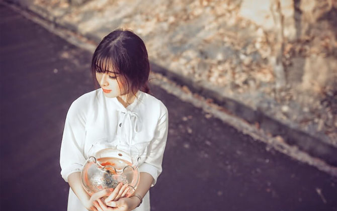 Đời người ngắn ngủi, đừng sống theo cảm xúc của người khác để rồi làm mình tổn thương
