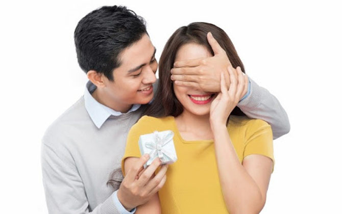 'Thấy nhục' vì bạn trai tặng hàng fake 20/10, cô gái mắng mỏ thì nhận câu nói ê chề