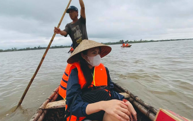 Thủy Tiên trên hành trình cứu trợ miền Trung: 'Lần đầu tiên thấm cảm giác hoảng sợ tột độ của vùng lũ'