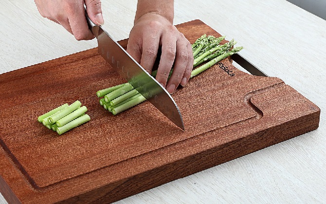 Thớt gỗ bẩn đến mấy mà áp dụng 4 mẹo này cũng sạch bong như mới


