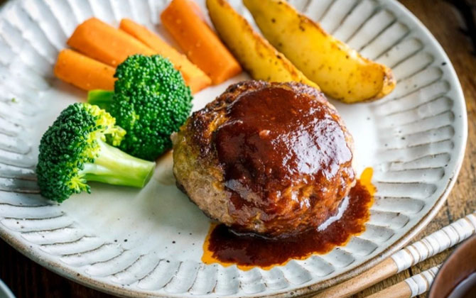 Chiêu đãi cả nhà với món bít tết hamburger không hề khó làm, ngon chẳng kém cạnh nhà hàng