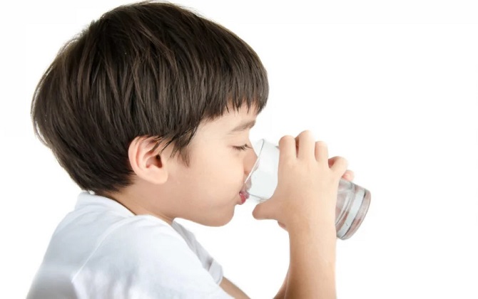 4 thời điểm mẹ cho bé uống nước cực kỳ tốt cho sức khỏe, nhất là thời điểm thứ 2