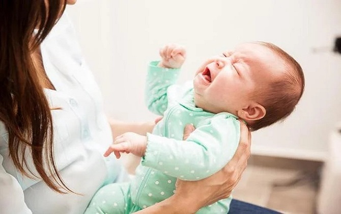 Đừng vội ôm ấp cho xong chuyện khi bé đang nhõng nhẽo, mẹ làm ngay việc này con sẽ ngoan hơn