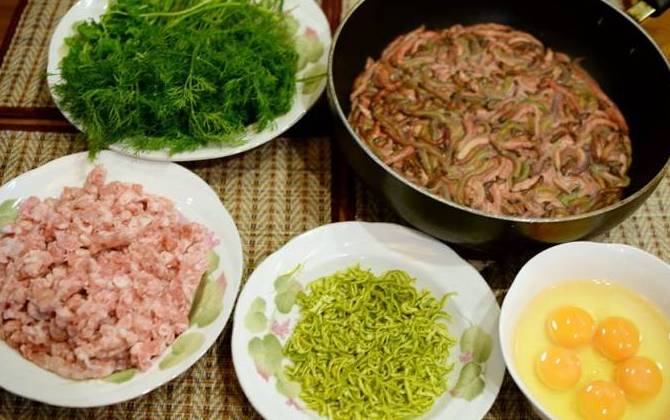 Rươi đầu mùa giá 'chát' gần nửa triệu/kg, chị em 'cắn răng' mua cho chồng con ăn