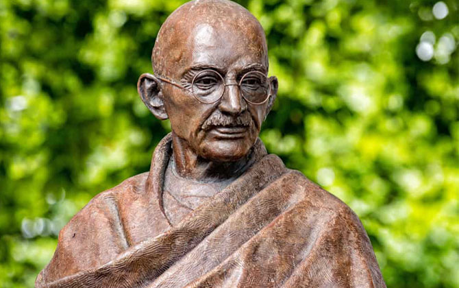 Mahatma Gandhi: 'Không ai có thể làm tổn thương bạn nếu bạn không cho phép'