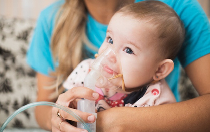 Giao mùa trẻ sơ sinh dễ nhiễm virus hợp bào hô hấp RSV, cha mẹ không thể bỏ qua 5 triệu chứng này