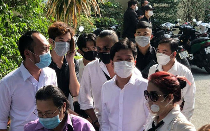 Lễ viếng nghệ sĩ Chí Tài: Hoài Linh xuất hiện, linh cữu được chuyển tới nơi