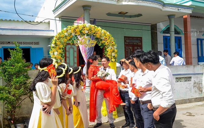 Bị tai nạn ngay trước ngày cưới, tưởng chừng đám cưới không thể diễn ra nhưng hành động của chú rể khiến cô dâu bật khóc