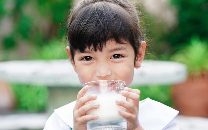 Mẹ cho con uống sữa tươi sai cách khiến con còi cọc, chậm lớn