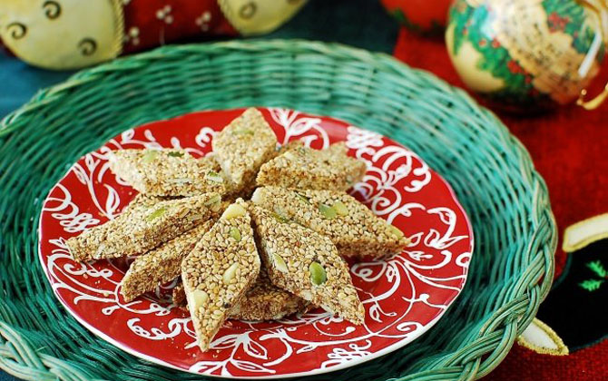 Ngán bánh kẹo Tết mua sẵn, mẹ làm bánh vừng Hàn Quốc, khách đến nhà tấm tắc khen ngon