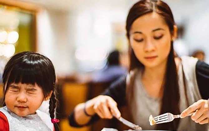 Cha mẹ nếu cứ làm 3 điều này thì càng hại con, ảnh hưởng xấu đến sức khỏe