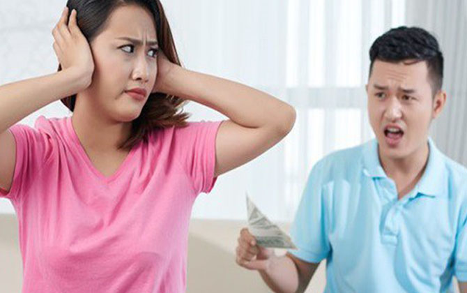 Tiền Tết thì ít mà chồng 'sĩ diện' đòi biếu xén hết bên nội và màn ứng phó khôn khéo của vợ
