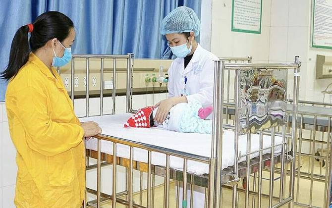 Tự rửa mũi cho con tại nhà khiến bé tím tái toàn thân, cư dân mạng 'rùng mình' không dám thử