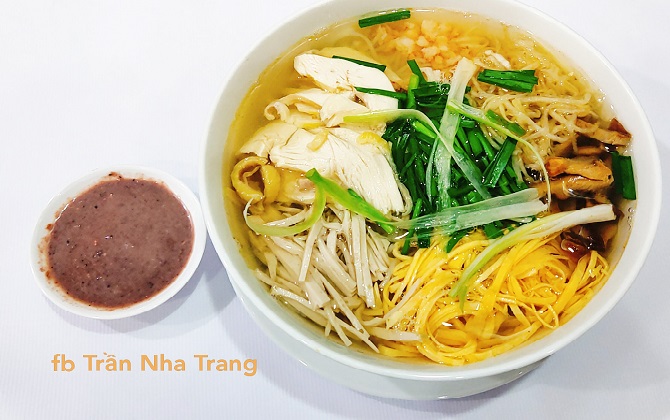 Chia sẻ công thức làm bún thang đơn giản, nàng vợ đảm khiến chị em Yêu bếp tranh cãi khi thay rau răm bằng nguyên liệu này

