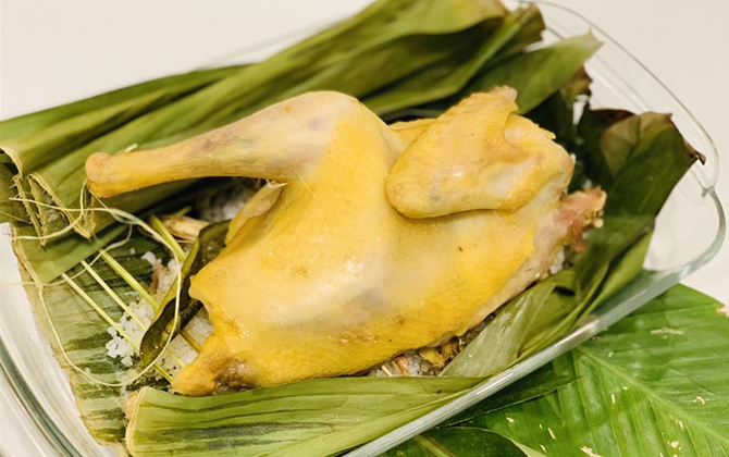 Hoa hậu Ngọc Hân tay nghề 'thăng hạng vù vù' với món gà hấp muối sả sau lần vào bếp thất bại