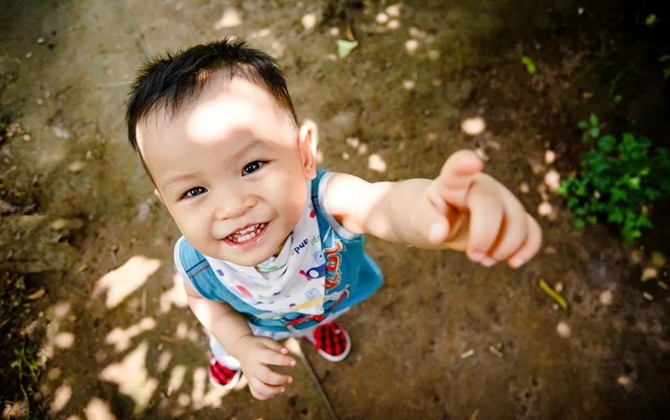 Khi bé cắn hoặc đánh ai đó,  cha mẹ làm gì thì con sẽ thành trẻ ngoan?