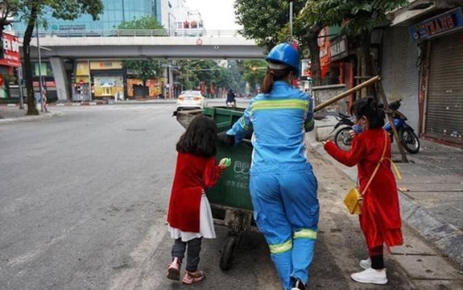 Hình ảnh 2 bé gái theo mẹ làm lao công ngày đầu năm khiến dân mạng xúc động