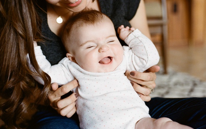 Bố mẹ cù nách để con cười là hành động nguy hiểm: Nên dừng ngay