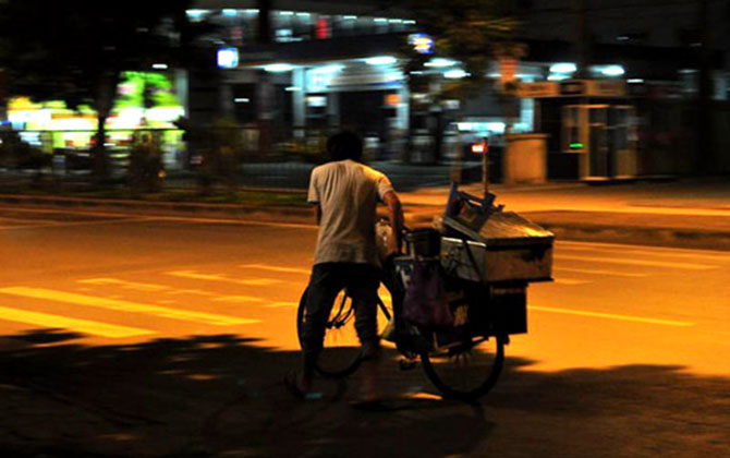 12h đêm giữa phố và chân tướng cuộc sống: Người khó khăn thực sự, tới ca thán cũng chẳng có thời gian